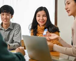 Belajar Tanpa Gelar Seseorang sedang mempelajari keterampilan digital baru melalui program sertifikasi micro-credentials secara daring